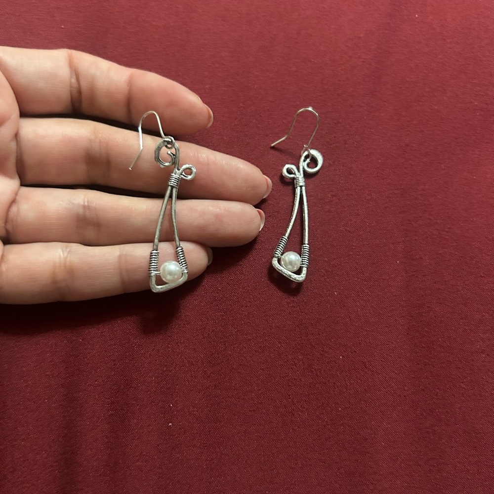 Elegant Silver Wire Earrings with Pearls